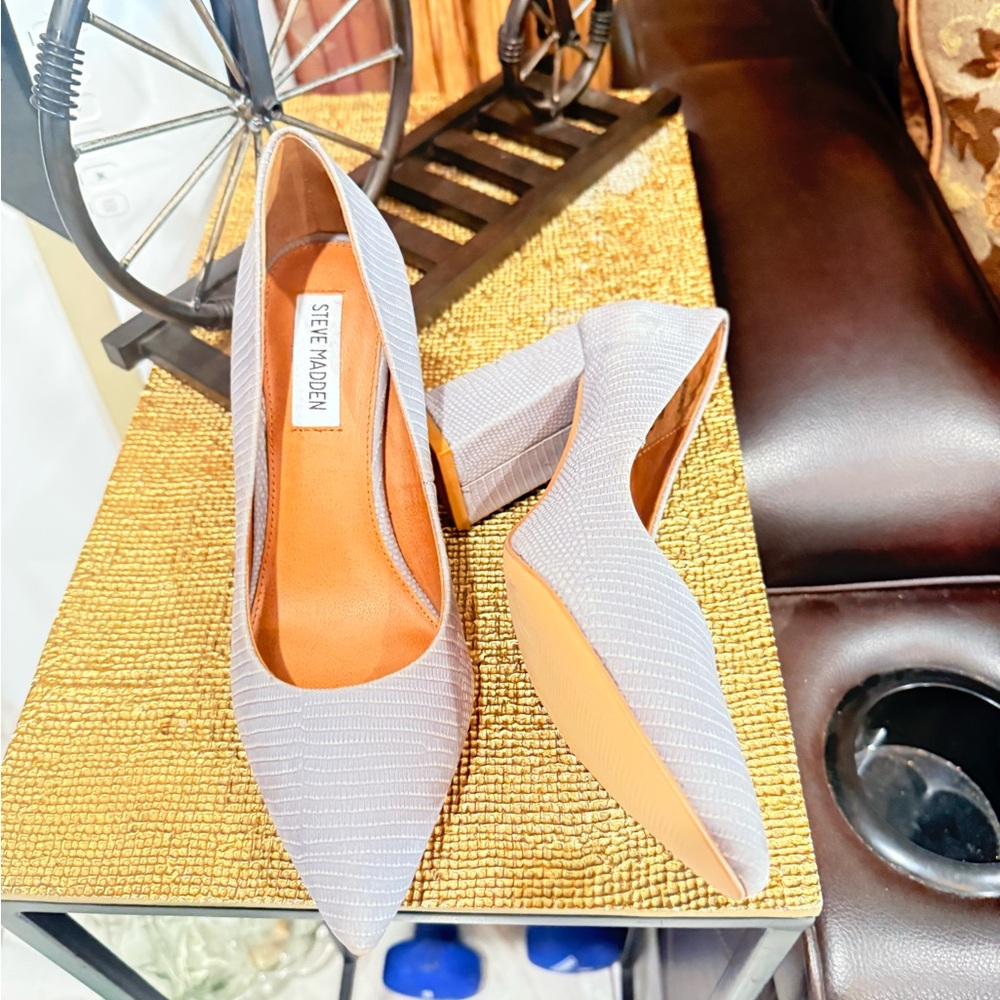 Steve Madden Light Gray Pointed Toe Pumps - Picture 7 of 10
